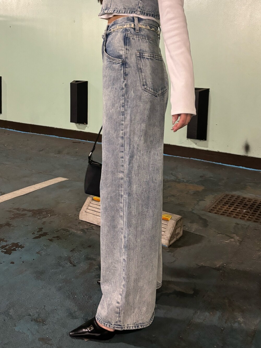 ホワイト系のTシャツ/カットソー、ブルー系のデニムパンツ、ブルー系のキャミソールを着用したレディースの春コーディネートの7枚目の写真