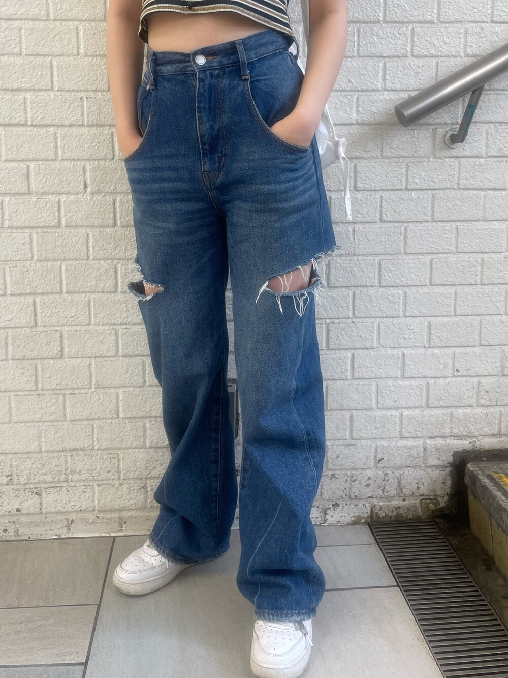 ブラック系のデニムパンツ、その他のTシャツ/カットソー、ホワイト系のバックパック/リュックを着用したレディースの夏コーディネートの6枚目の写真