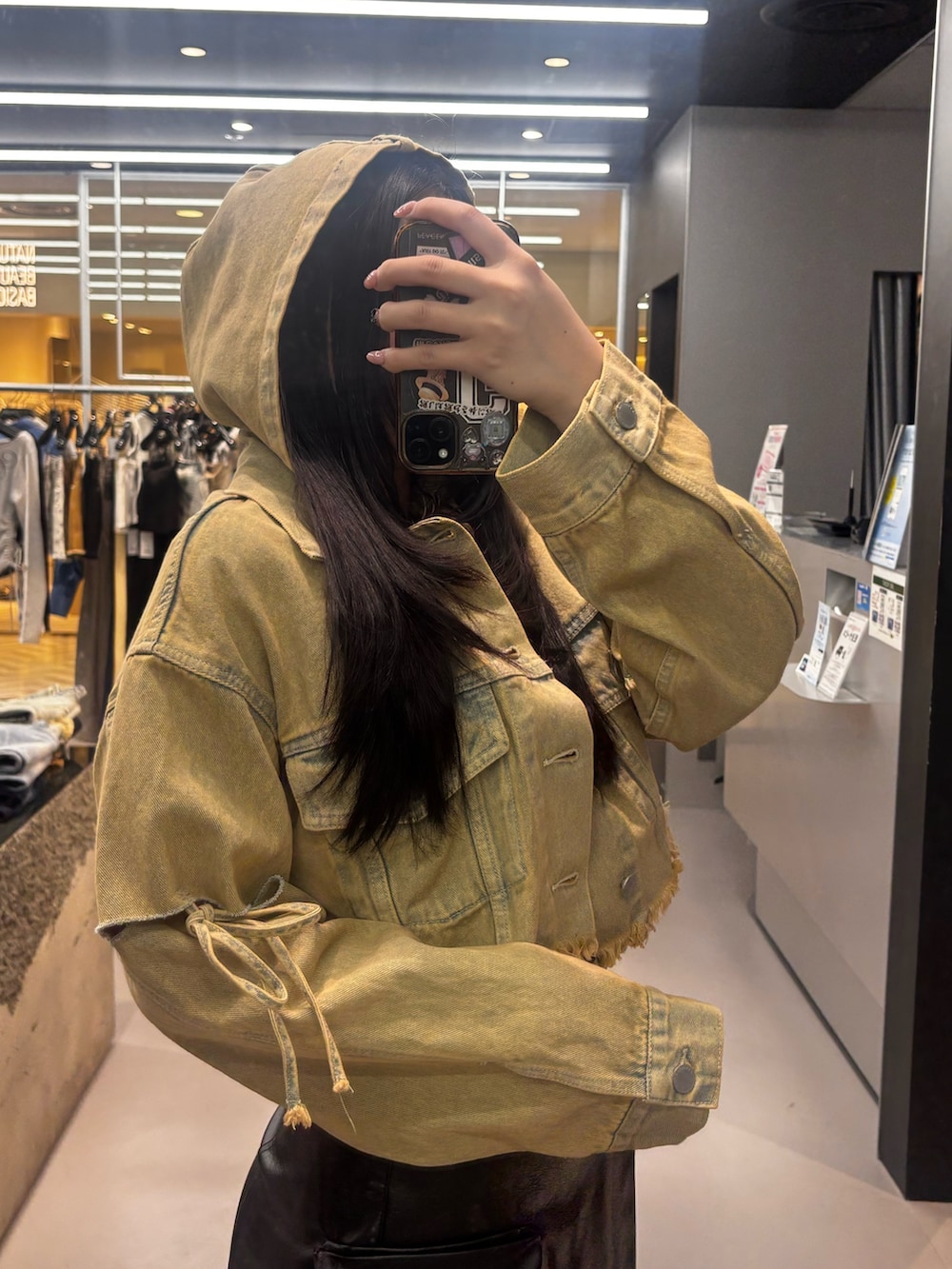 ブラック系のサンダル、ブラック系のその他パンツ、ベージュ系のデニムジャケットを着用したレディースの春コーディネートの4枚目の写真