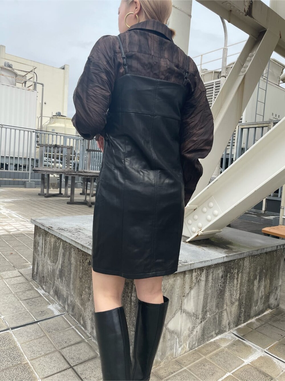 ブラック系のワンピース、その他のシャツ/ブラウス、ブラック系のブーツを着用したレディースの秋コーディネートの4枚目の写真