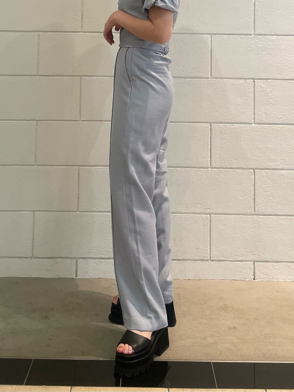 グレー系のその他パンツ、ブラック系のサンダル、グレー系のTシャツ/カットソーを着用したレディースの夏コーディネートの8枚目の写真