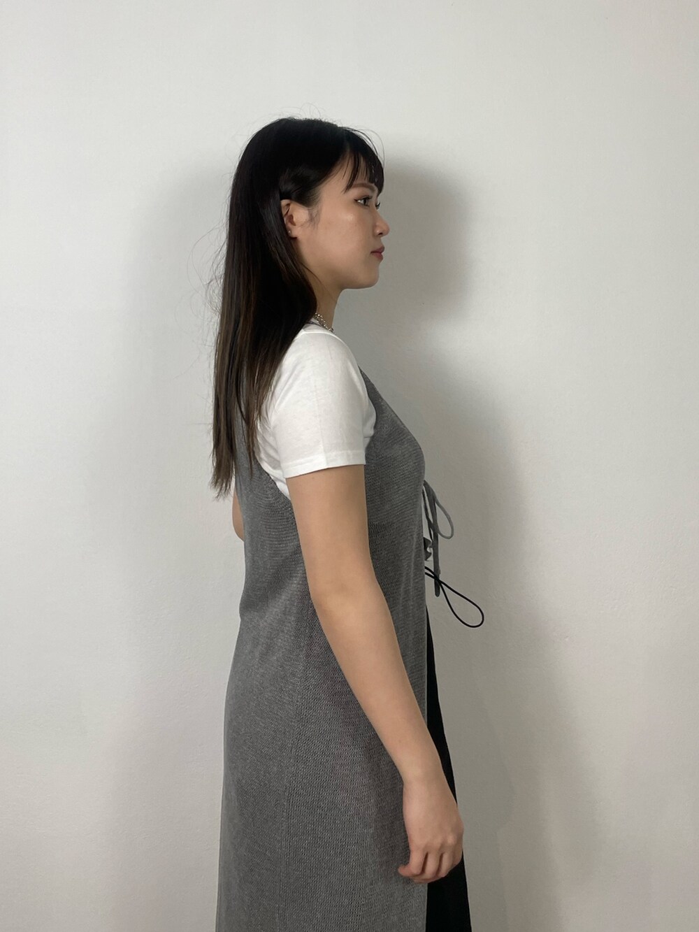 ブラック系のスカート、ホワイト系のTシャツ/カットソー、ブラック系のサンダルを着用したレディースの夏コーディネートの5枚目の写真