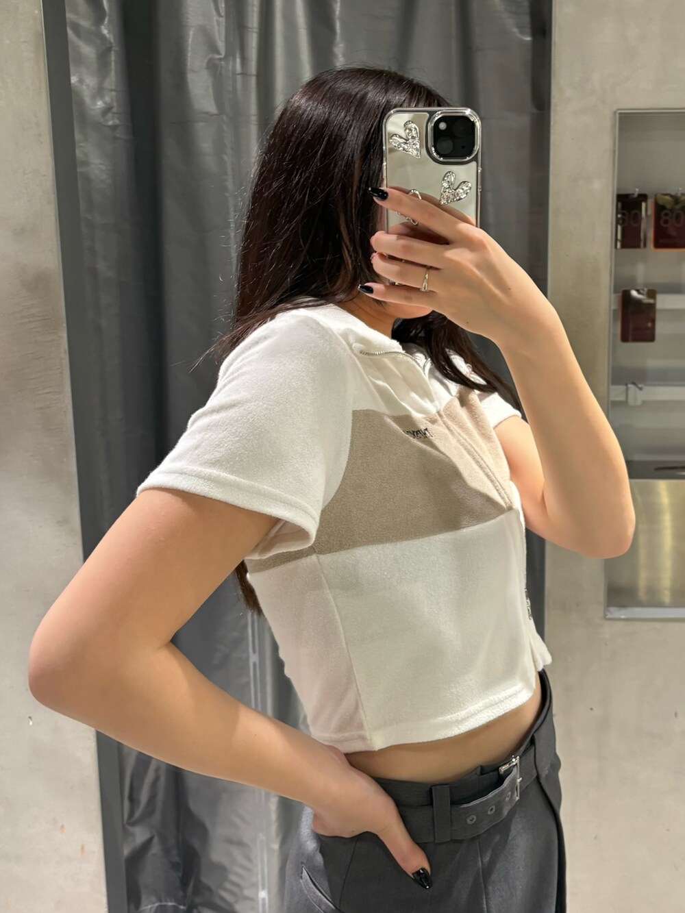 ブラック系のサンダル、ホワイト系のTシャツ/カットソー、グレー系のその他パンツを着用したレディースの春コーディネートの4枚目の写真