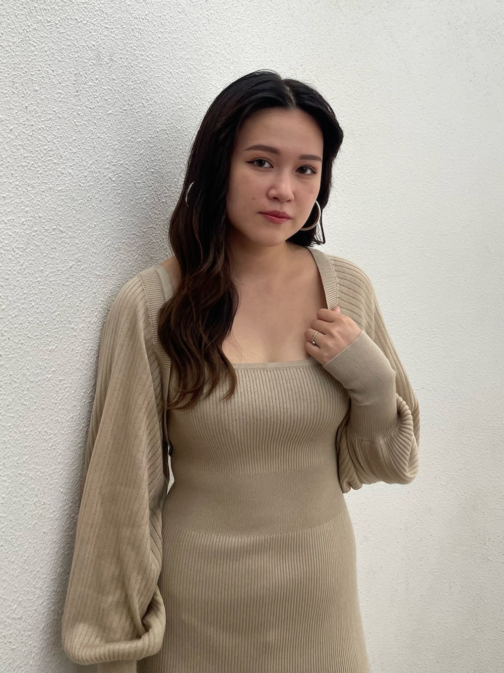 ベージュ系のワンピース、ホワイト系のブーツを着用したレディースの夏コーディネートの7枚目の写真