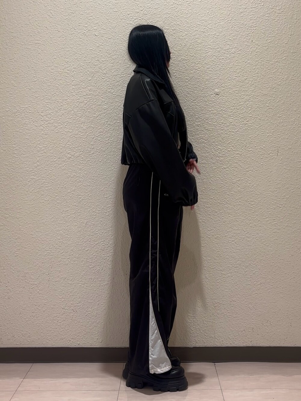 ブラウン系のローファー、グレー系のTシャツ/カットソー、ブラック系のその他パンツを着用したレディースの春コーディネートの3枚目の写真