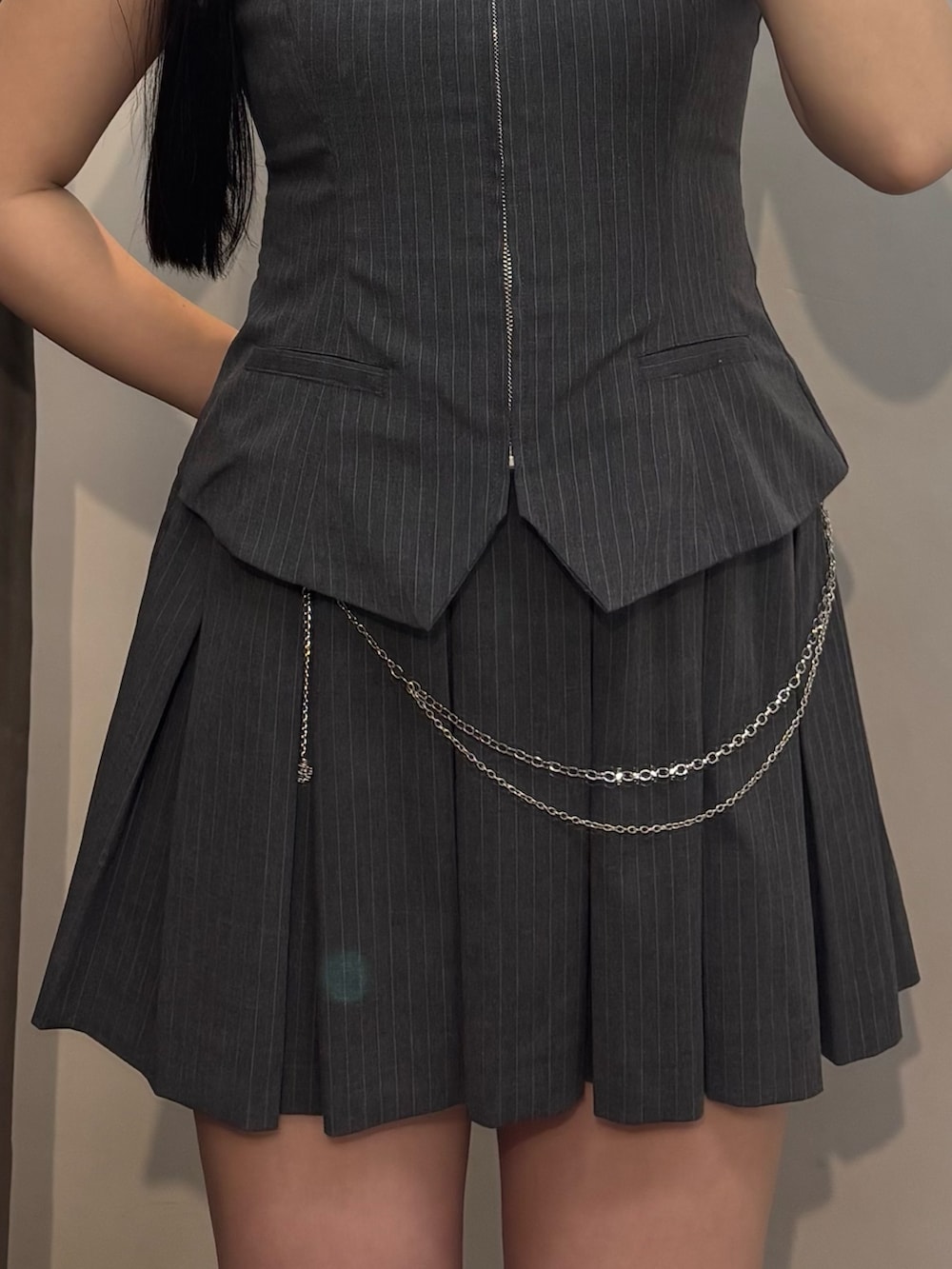 ブラック系のサンダル、グレー系のワンピースを着用したレディースの春コーディネートの4枚目の写真