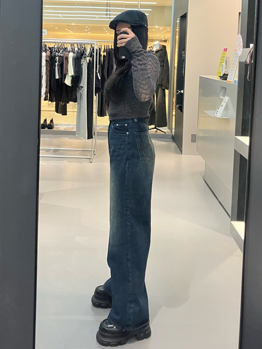 グレー系のTシャツ/カットソー、ブルー系のデニムパンツ、ブラック系のローファーを着用したレディースの秋コーディネートの2枚目の写真