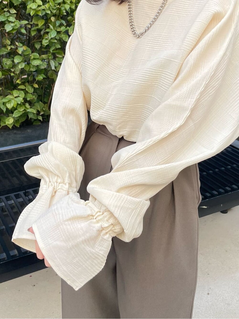 ホワイト系のパンプス、ブラウン系のその他パンツ、ホワイト系のシャツ/ブラウスを着用したレディースの春コーディネートの4枚目の写真