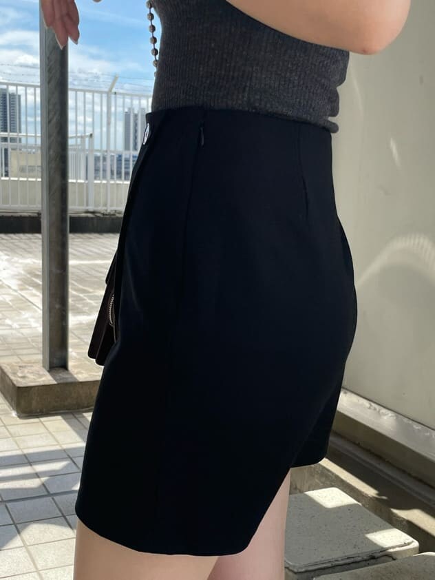 ブラウン系のハンドバッグ、ブラック系のサンダル、ブラック系のスカートを着用したレディースの夏コーディネートの6枚目の写真