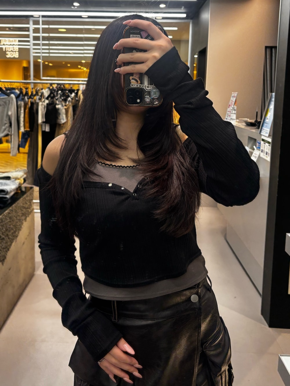 ブラック系のサンダル、ブラック系のその他パンツ、グレー系のTシャツ/カットソーを着用したレディースの春コーディネートの3枚目の写真