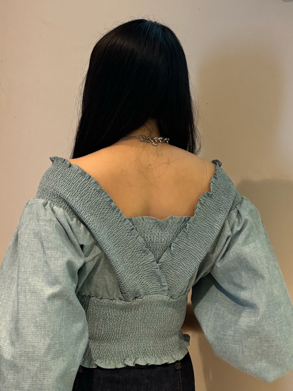 ブラック系のデニムパンツ、ブルー系のTシャツ/カットソーを着用したレディースの春コーディネートの6枚目の写真