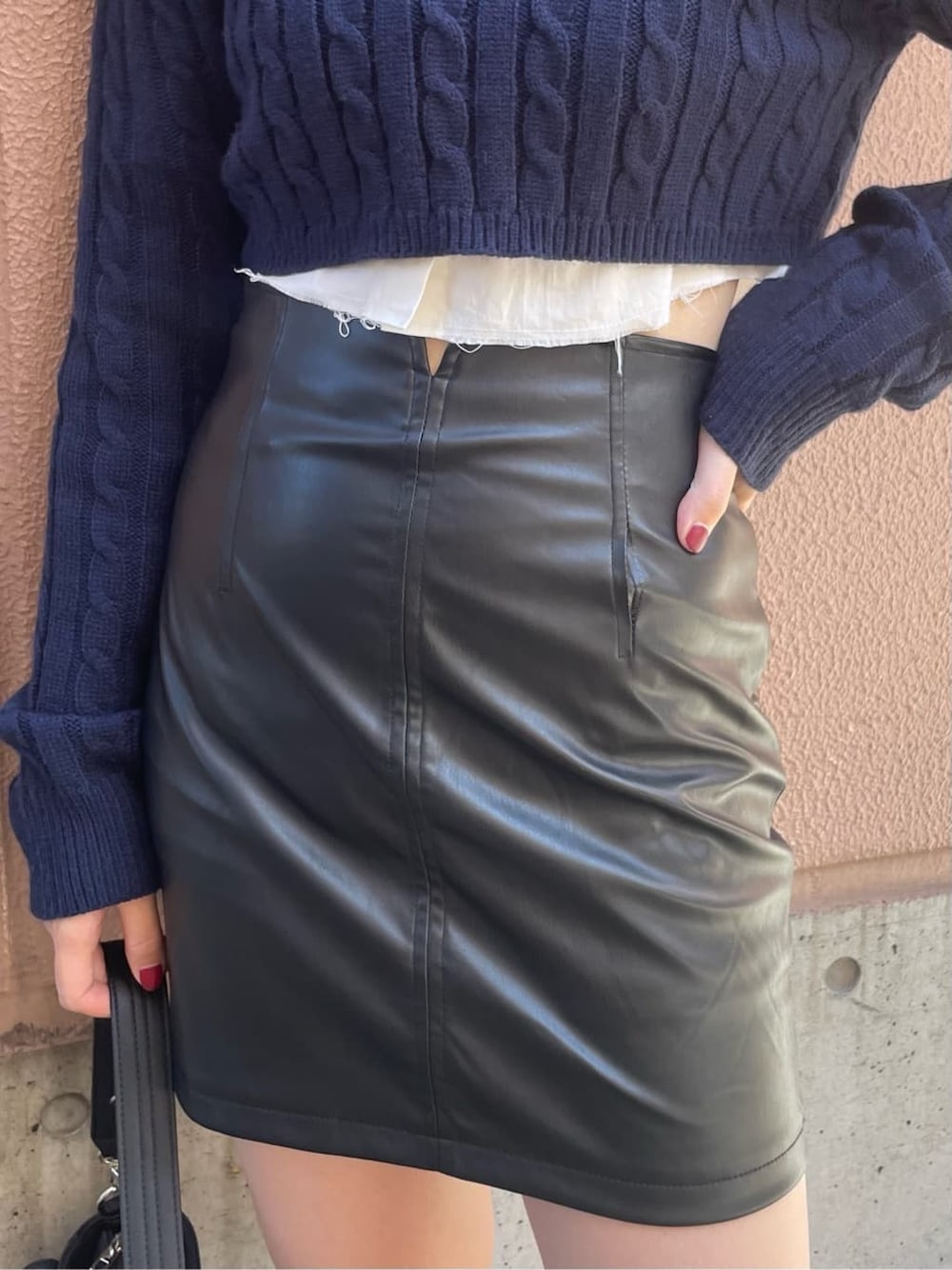 ホワイト系のシャツ/ブラウス、その他のスカート、ブルー系のニット/セーターを着用したレディースの秋コーディネートの6枚目の写真