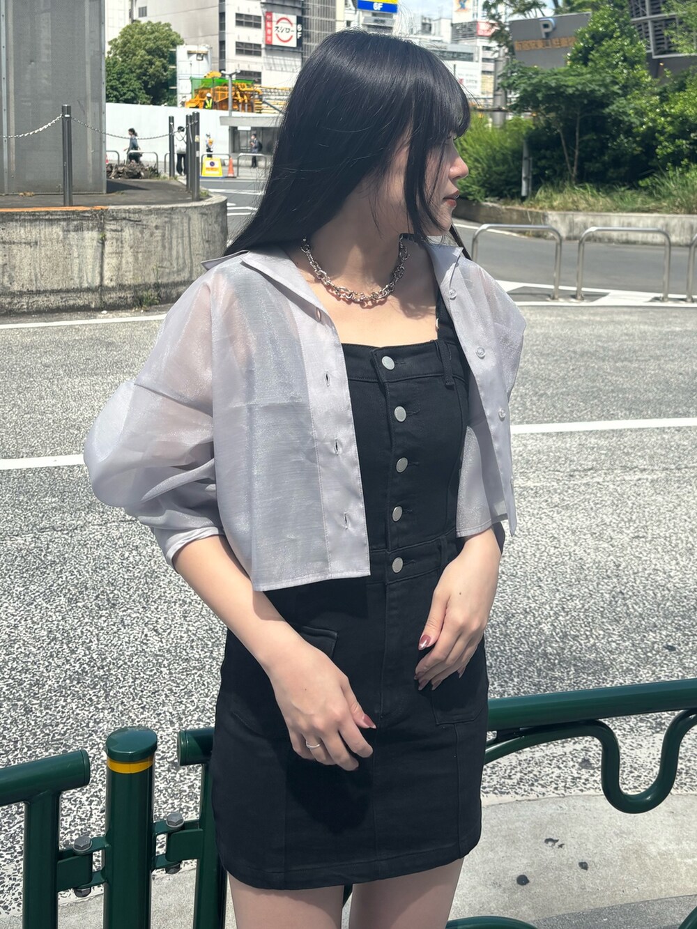 ブラック系のサンダル、ブラック系のワンピース、グレー系のシャツ/ブラウスを着用したレディースの春コーディネートの2枚目の写真