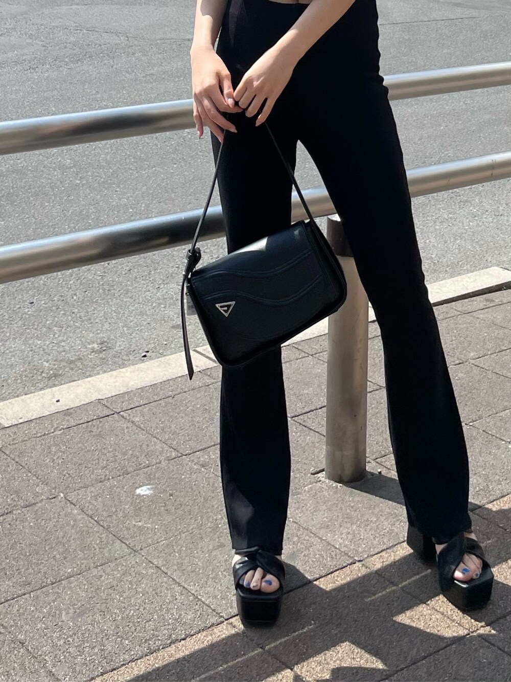 その他のシャツ/ブラウス、ブラック系のその他パンツ、ブラック系のサンダルを着用したレディースの春コーディネートの3枚目の写真