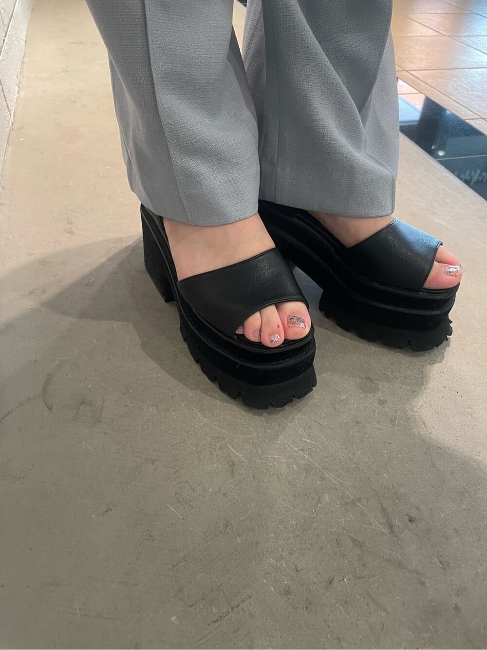 グレー系のその他パンツ、ブラック系のサンダル、グレー系のTシャツ/カットソーを着用したレディースの夏コーディネートの10枚目の写真