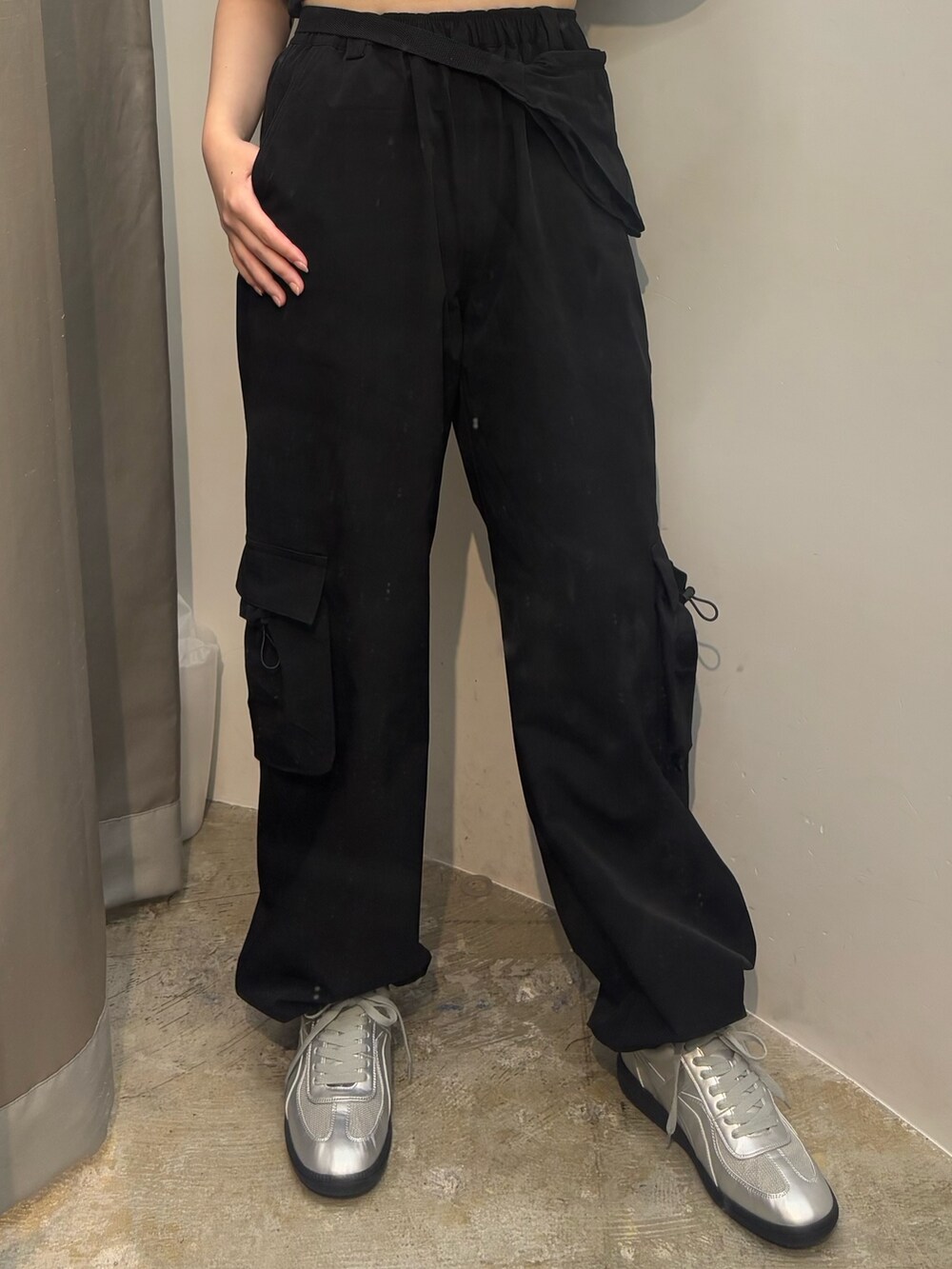 シルバー系のスニーカー、ブラック系のその他パンツ、ブラック系のTシャツ/カットソーを着用したレディースの春コーディネートの5枚目の写真