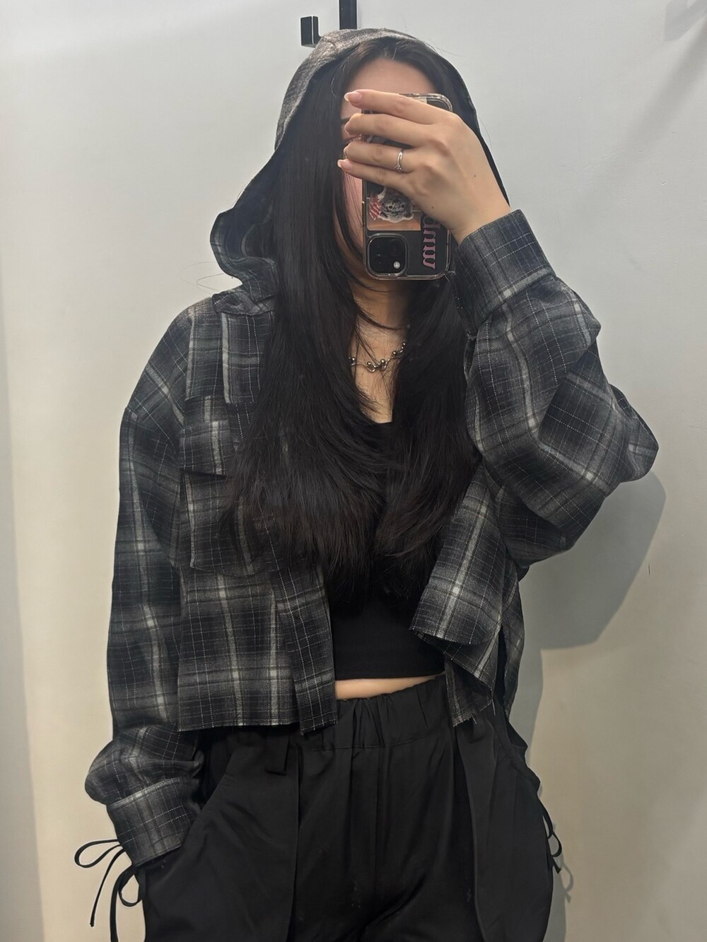 ブラック系のスニーカー、ブラック系のその他パンツ、ブラック系のニット/セーターを着用したレディースの夏コーディネートの3枚目の写真