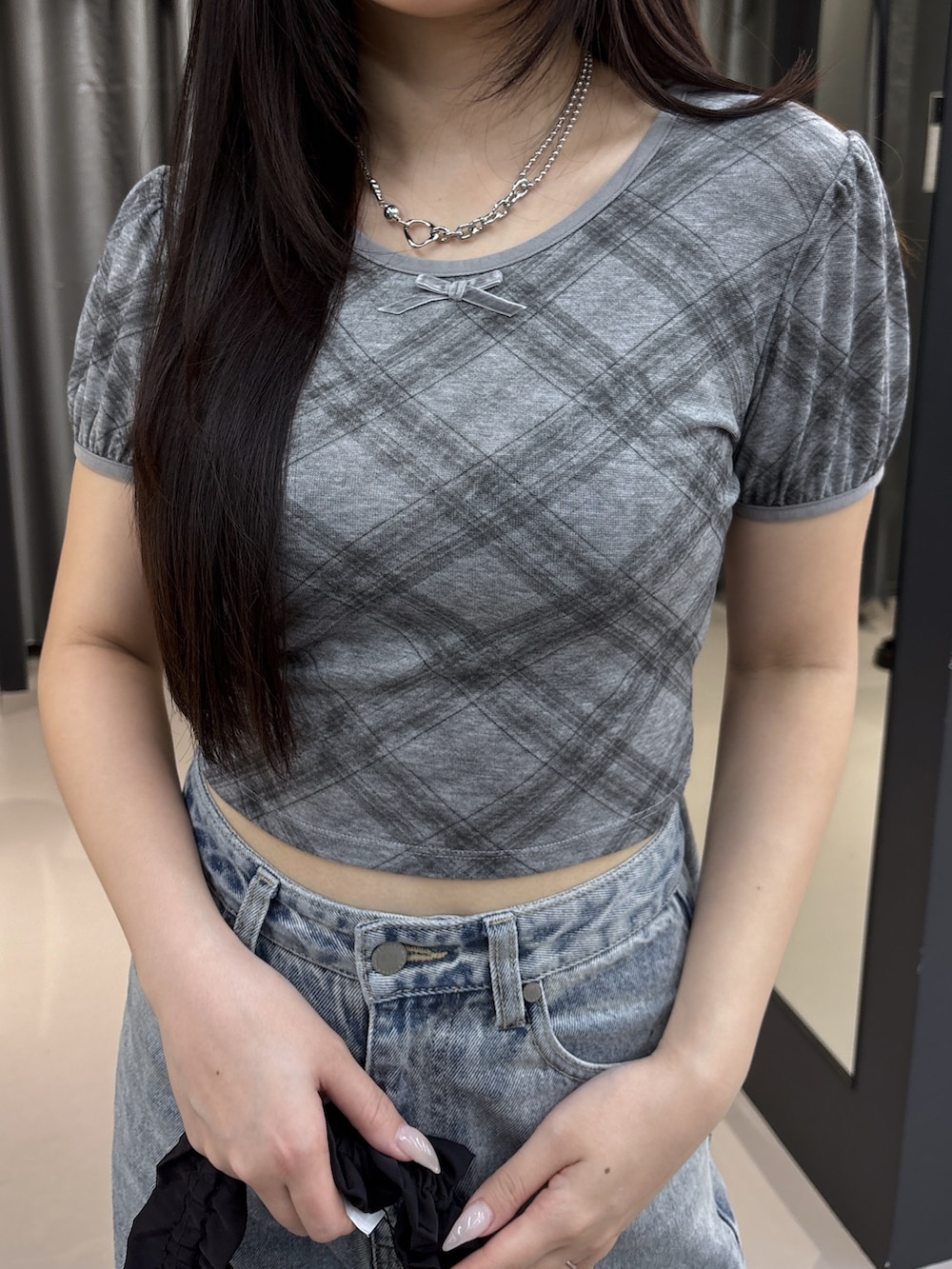 ブラック系のサンダル、ブルー系のデニムパンツ、グレー系のTシャツ/カットソーを着用したレディースの夏コーディネートの5枚目の写真