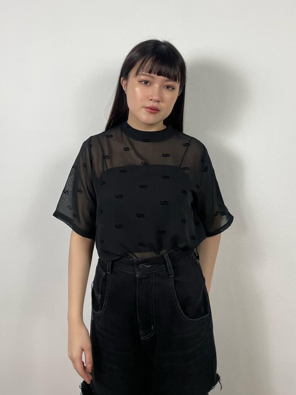 ブラック系のTシャツ/カットソー、ブラック系のキャミソール、ブラック系のデニムパンツを着用したレディースの夏コーディネートの4枚目の写真