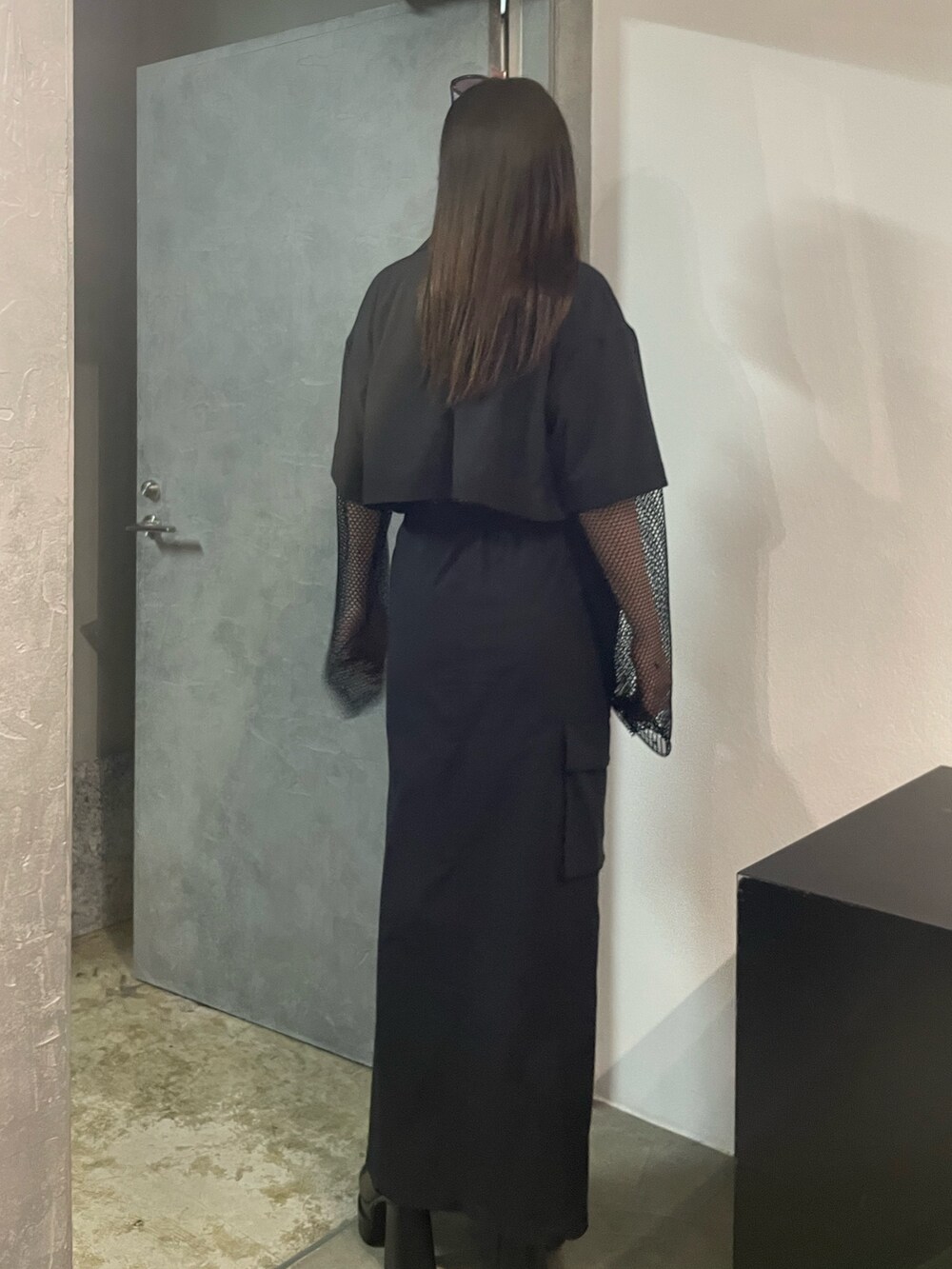 ホワイト系のスカート、ブラック系のシャツ/ブラウス、ブラック系のTシャツ/カットソーを着用したレディースの春コーディネートの3枚目の写真