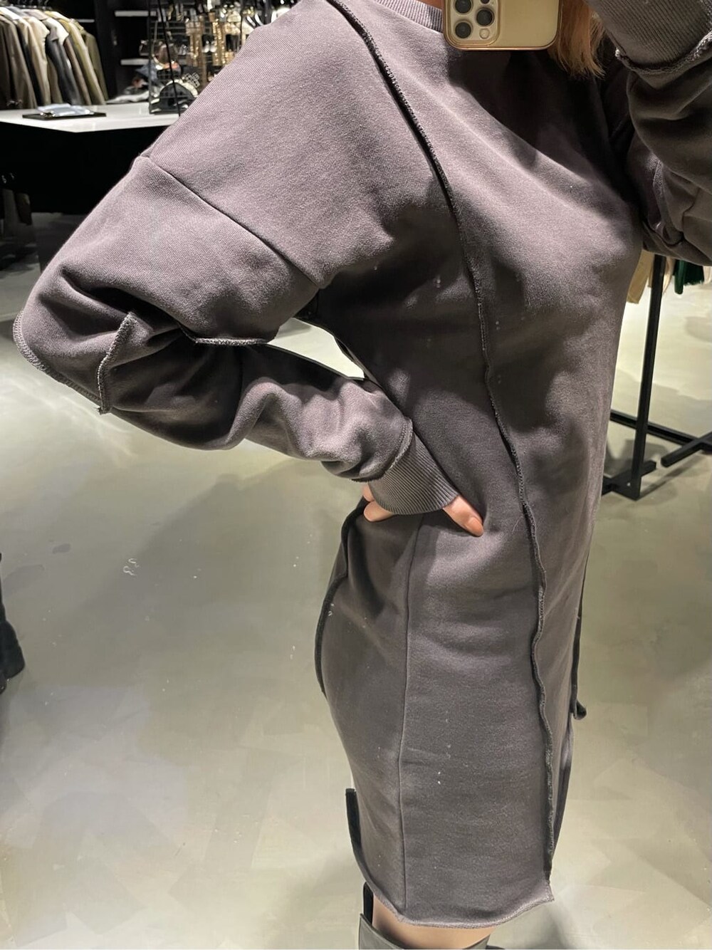 グレー系のワンピース、ブラック系のブーツを着用したレディースの秋コーディネートの3枚目の写真