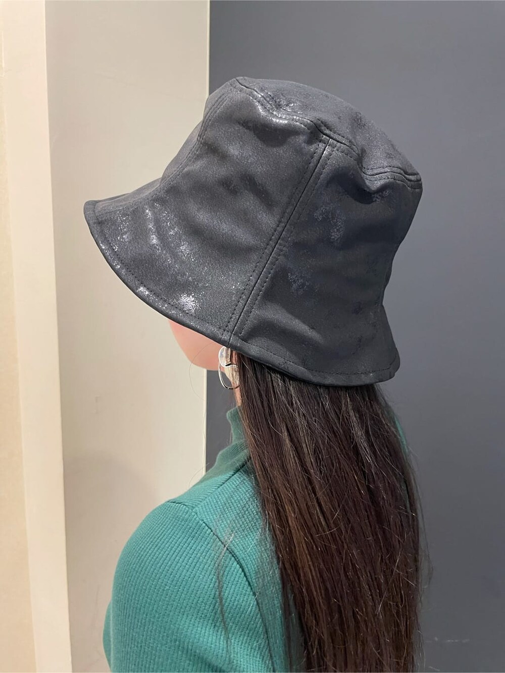 グリーン系のワンピース、ブラック系のハットを着用したレディースの夏コーディネートの4枚目の写真