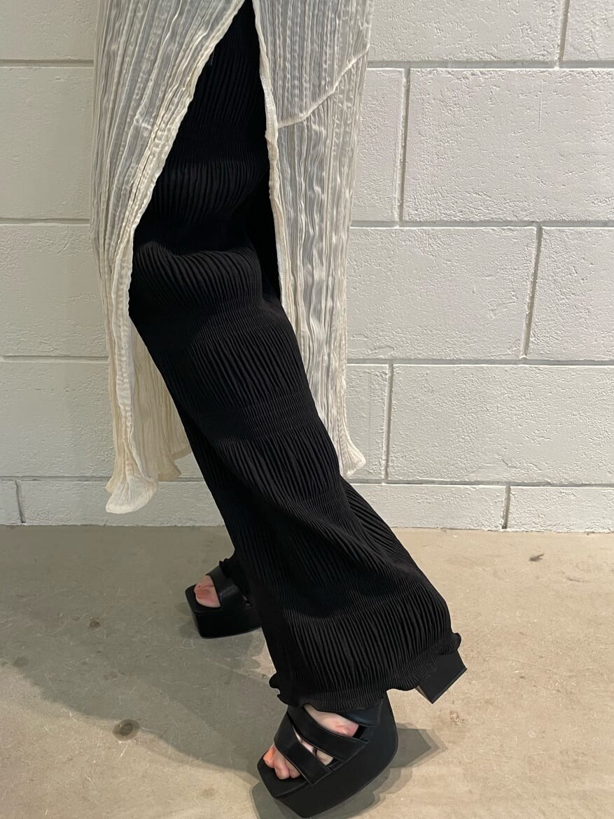 ベージュ系のタンクトップ、ブラック系のその他パンツ、ホワイト系のワンピースを着用したレディースの夏コーディネートの6枚目の写真