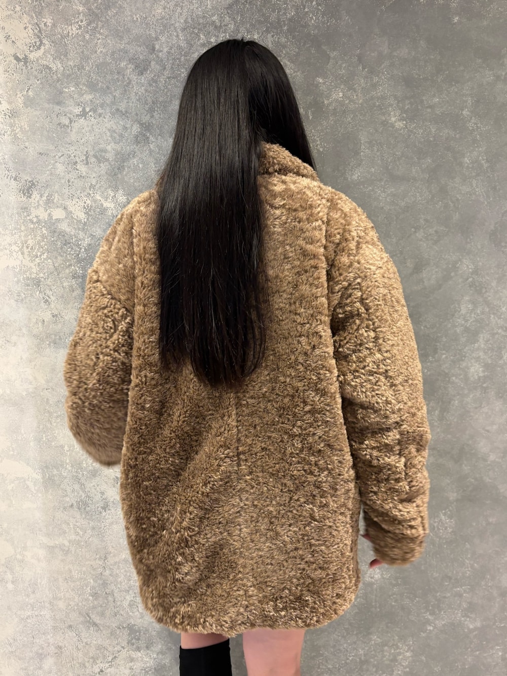 ブラック系のブーツ、ベージュ系のその他アウター、グレー系のワンピースを着用したレディースの冬コーディネートの6枚目の写真