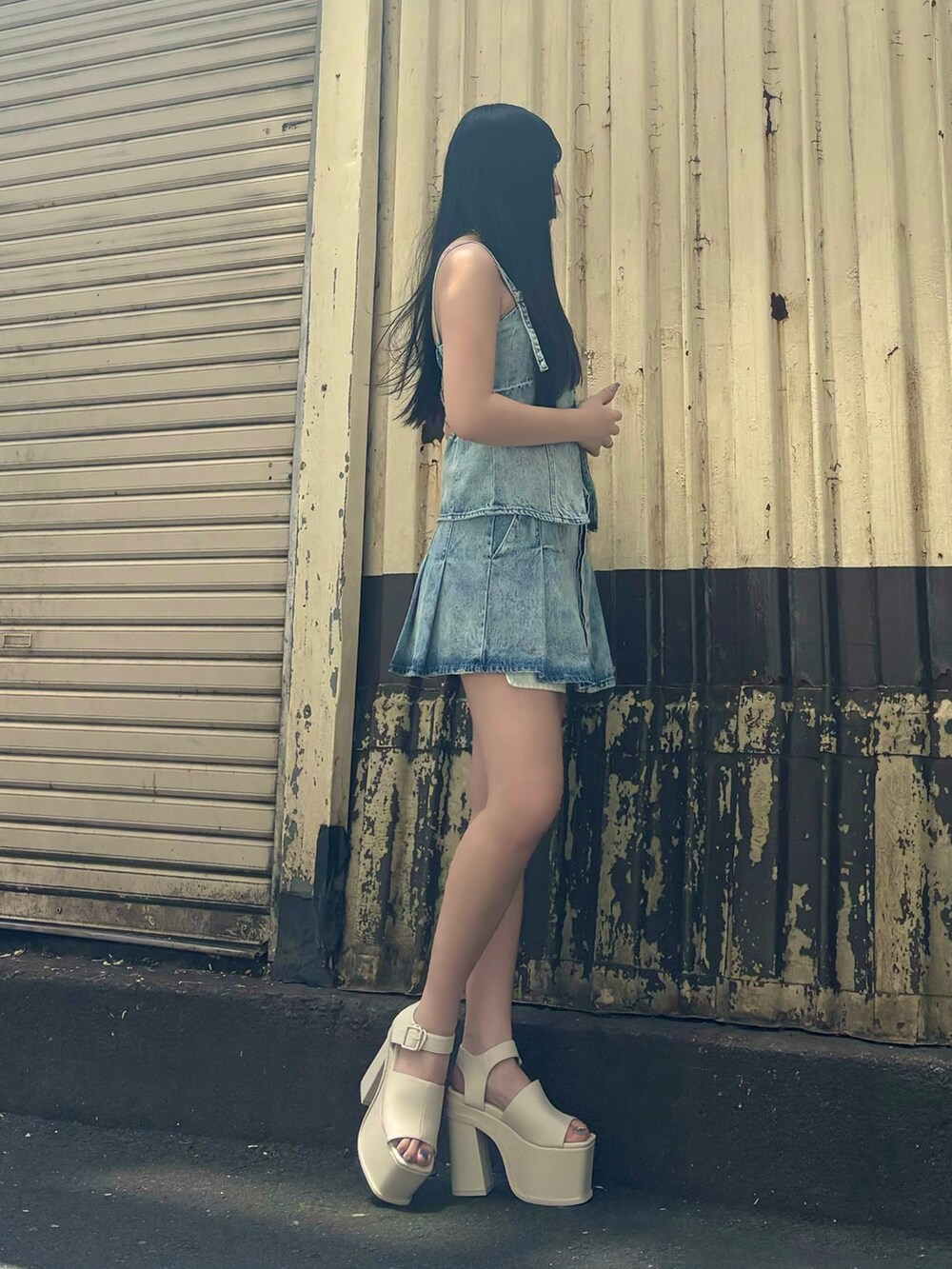 ブルー系のキャミソール、ブルー系のデニムスカート、ホワイト系のサンダルを着用したレディースの夏コーディネートの2枚目の写真