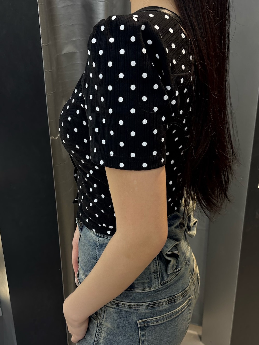 ブラック系のサンダル、ブルー系のデニムパンツ、その他のTシャツ/カットソーを着用したレディースの夏コーディネートの5枚目の写真