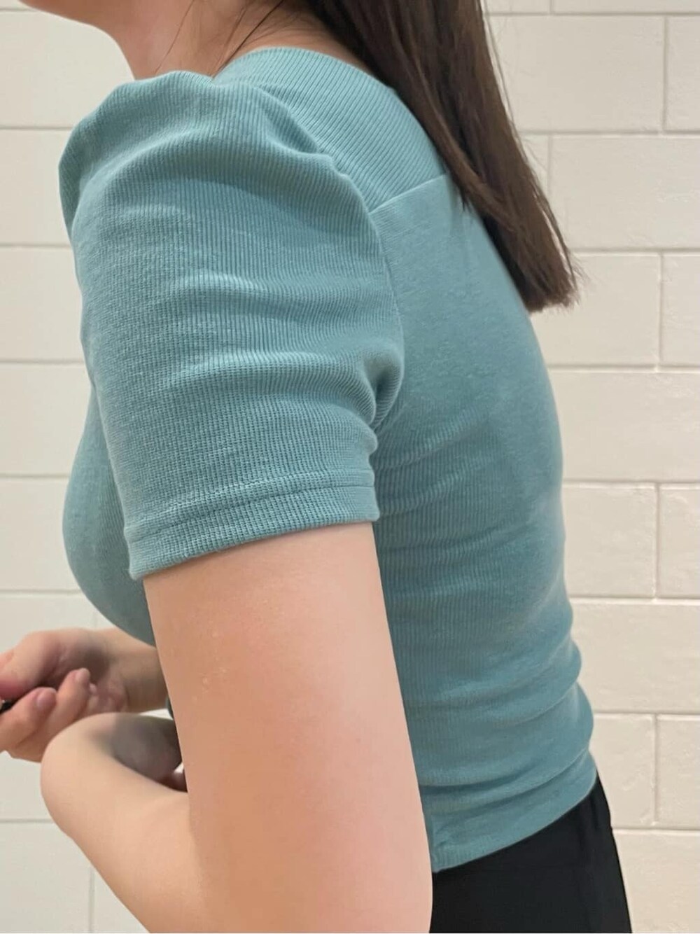 ブラック系のスカート、ブラック系のサンダル、ブルー系のTシャツ/カットソーを着用したレディースの夏コーディネートの4枚目の写真