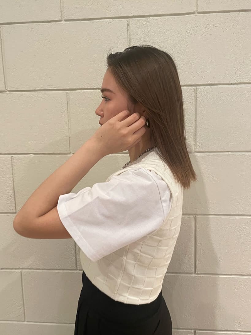 ブラック系のサンダル、ホワイト系のタンクトップ、ブラック系のその他パンツを着用したレディースの春コーディネートの5枚目の写真