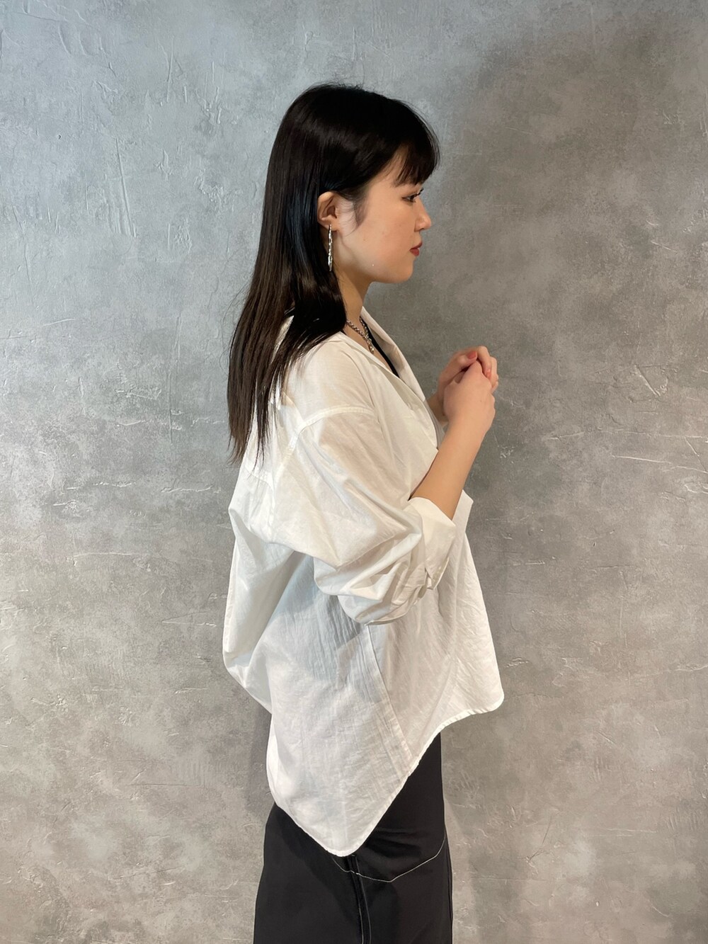 ホワイト系のサンダル、ホワイト系のキャミソール、ブラック系のスカートを着用したレディースの春コーディネートの5枚目の写真