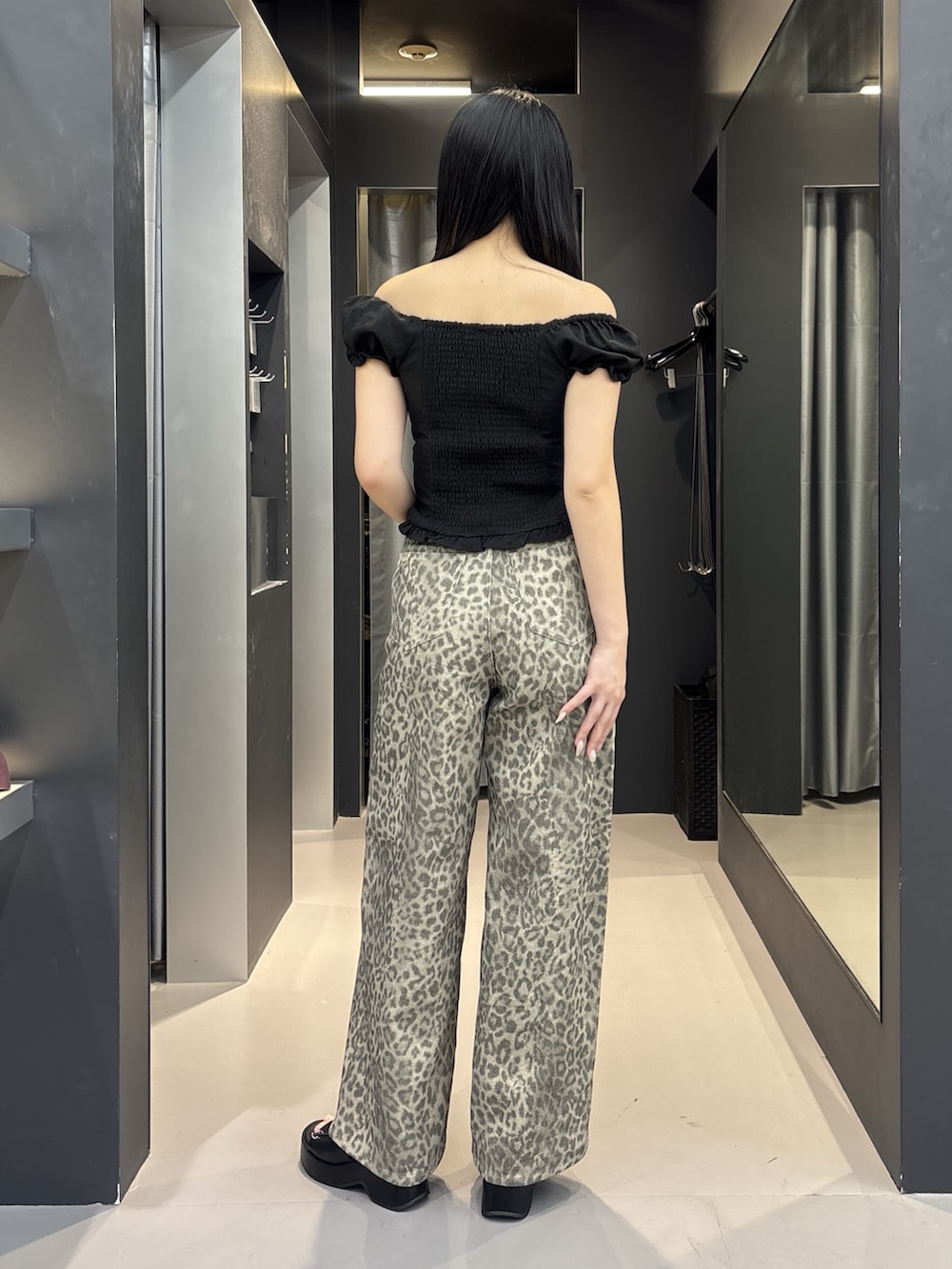 ベージュ系のその他パンツ、ブラック系のシャツ/ブラウス、ブラック系のサンダルを着用したレディースの夏コーディネートの3枚目の写真