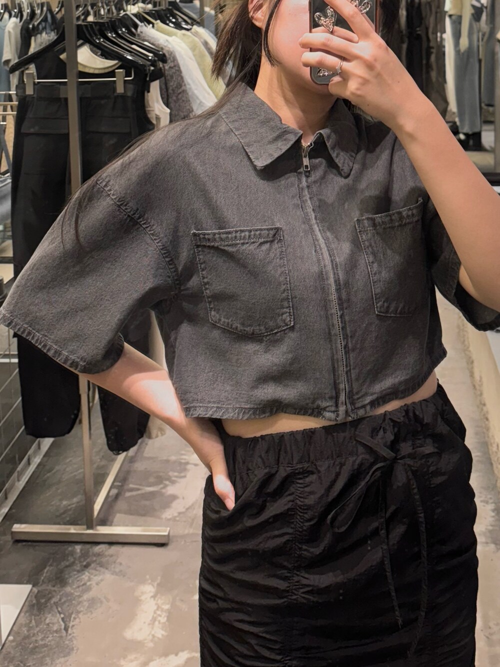 ブラック系のシャツ/ブラウス、ブラック系のサンダル、ブラック系のスカートを着用したレディースの夏コーディネートの7枚目の写真