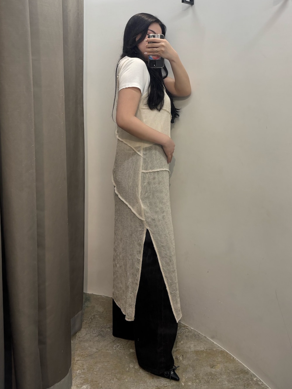 ホワイト系のパンプス、ブラック系のデニムパンツ、ホワイト系のTシャツ/カットソーを着用したレディースの夏コーディネートの2枚目の写真