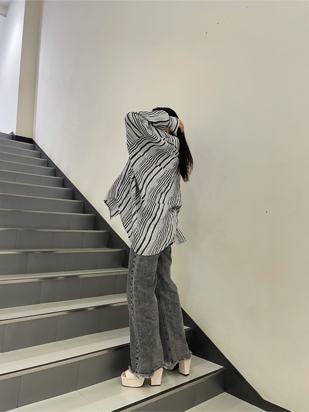 その他のシャツ/ブラウス、ホワイト系のサンダル、ブラック系のデニムパンツを着用したレディースの夏コーディネートの2枚目の写真