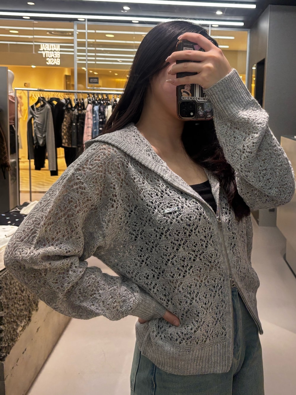 ブラック系のローファー、ベージュ系のデニムパンツ、グレー系のパーカーを着用したレディースの冬コーディネートの4枚目の写真