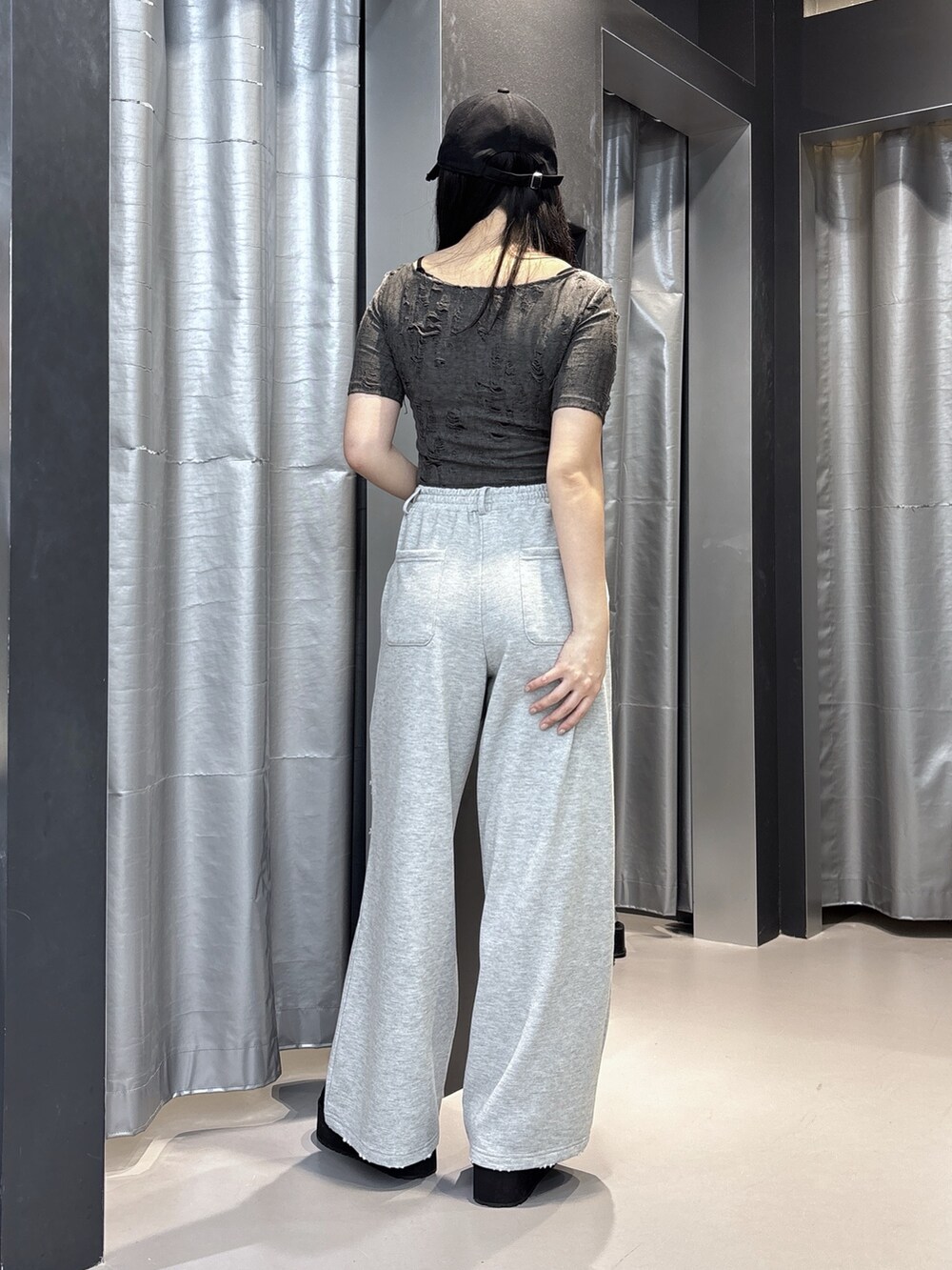 ブラック系のスリッポン、ブラック系のスウェットパンツ、グレー系のTシャツ/カットソーを着用したレディースの夏コーディネートの3枚目の写真