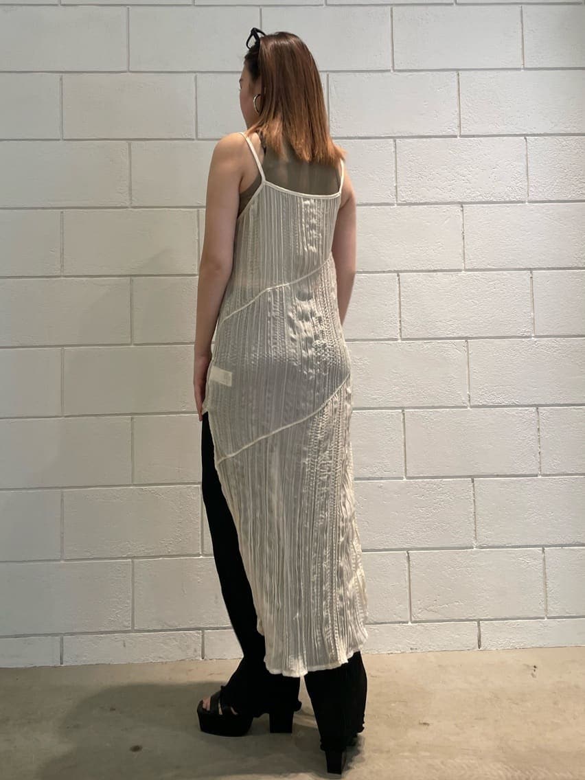 ベージュ系のタンクトップ、ブラック系のその他パンツ、ホワイト系のワンピースを着用したレディースの夏コーディネートの2枚目の写真