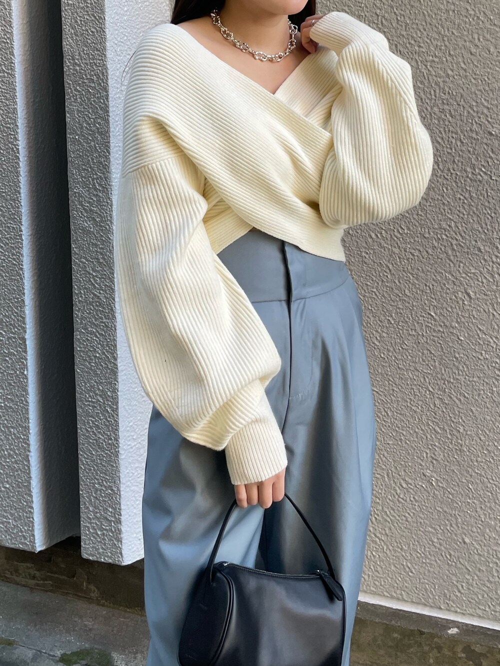 ホワイト系のニット/セーター、ブルー系のその他パンツ、ブラック系のブーツを着用したレディースの冬コーディネートの4枚目の写真