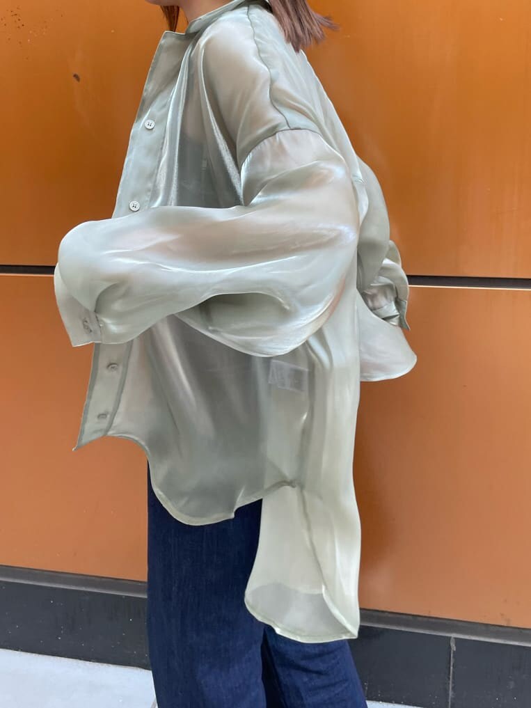 イエロー系のシャツ/ブラウス、ブルー系のデニムパンツ、ホワイト系のサンダルを着用したレディースの春コーディネートの6枚目の写真