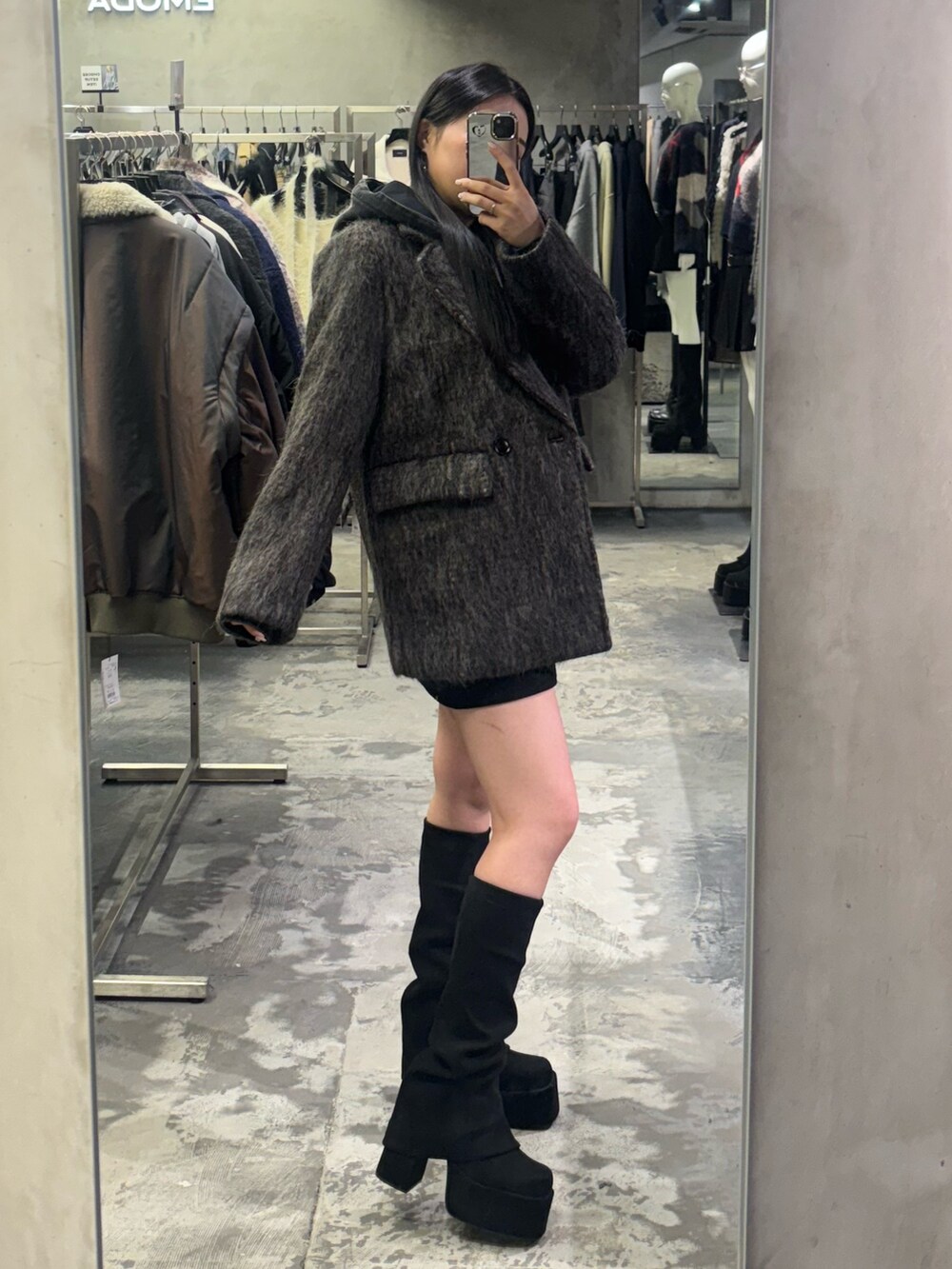 ブラック系のブーツ、グレー系のテーラードジャケット、ブラック系のスウェットを着用したレディースの秋コーディネートの2枚目の写真