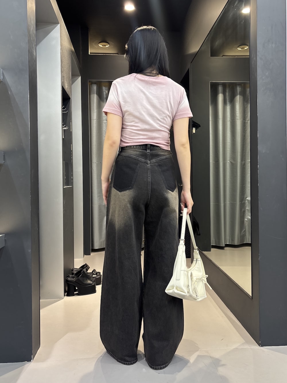 ブラック系のサンダル、ブラック系のデニムパンツ、ピンク系のTシャツ/カットソーを着用したレディースの夏コーディネートの2枚目の写真