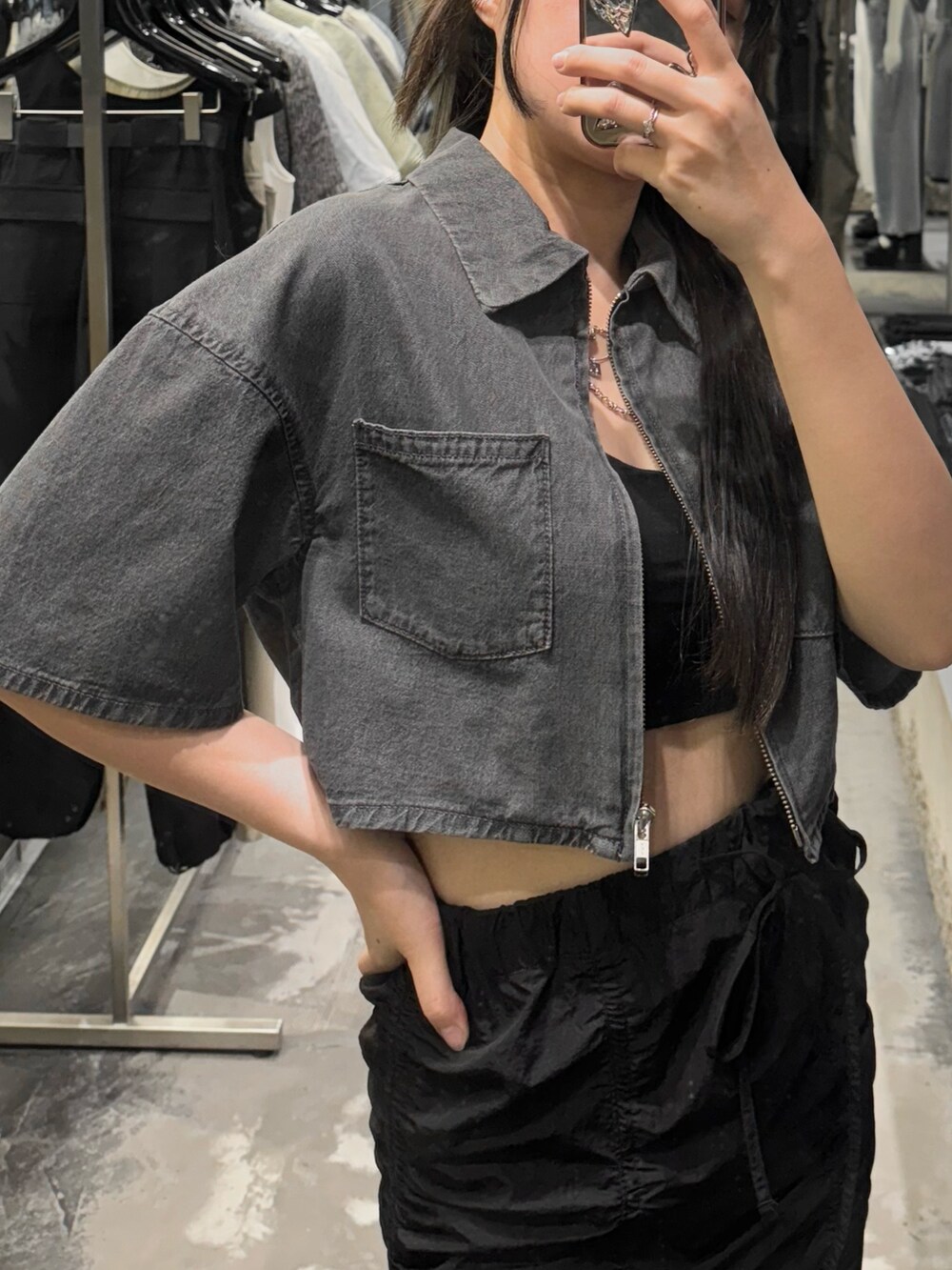 ブラック系のシャツ/ブラウス、ブラック系のサンダル、ブラック系のスカートを着用したレディースの夏コーディネートの3枚目の写真