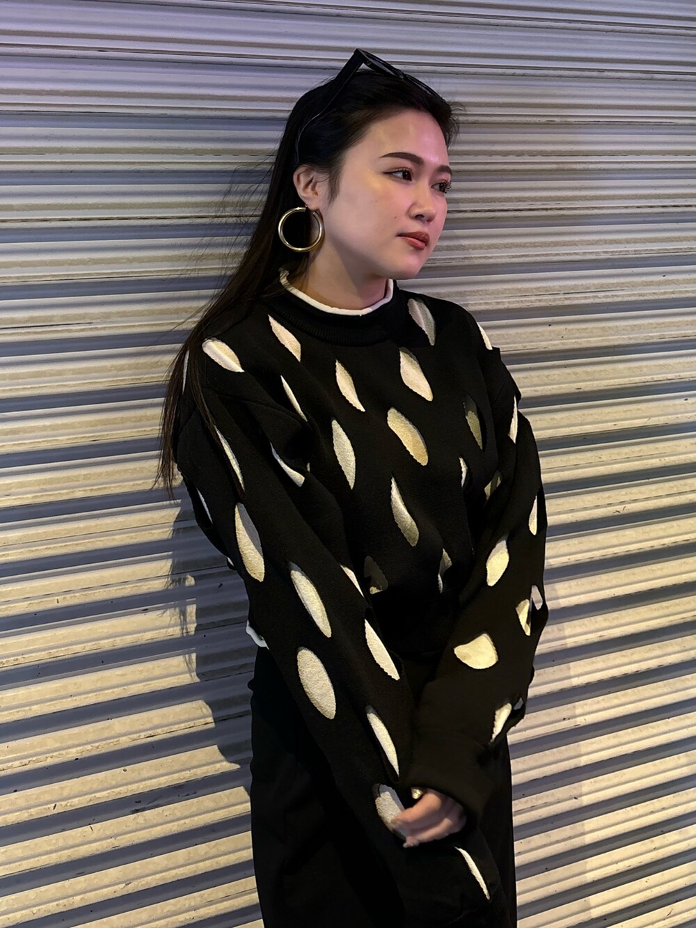 ブラック系のローファー、ブラック系のスカート、ブラック系のニット/セーターを着用したレディースの冬コーディネートの4枚目の写真