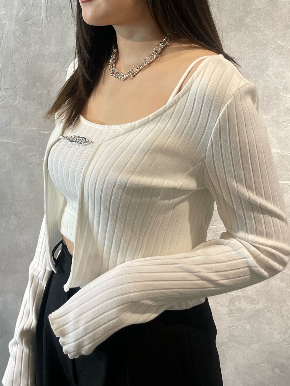 ホワイト系のTシャツ/カットソー、ブラック系のその他パンツ、ブラック系のブーツを着用したレディースの春コーディネートの7枚目の写真