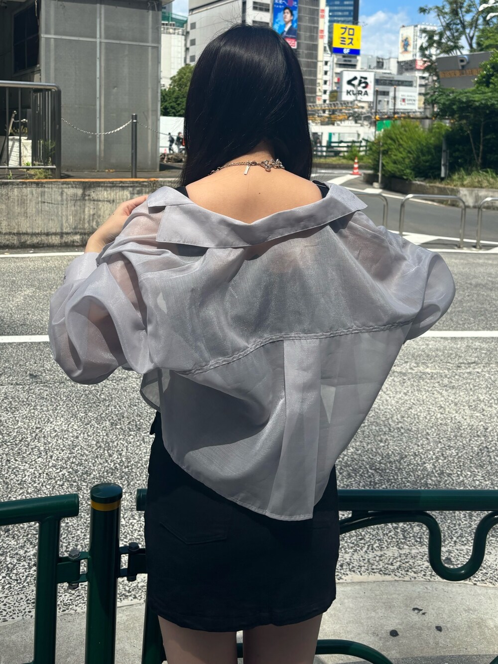 ブラック系のサンダル、ブラック系のワンピース、グレー系のシャツ/ブラウスを着用したレディースの春コーディネートの6枚目の写真