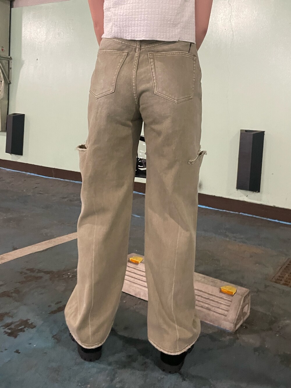 ブラック系のデニムパンツ、その他のハンドバッグ、ホワイト系のアンサンブルを着用したレディースの夏コーディネートの9枚目の写真