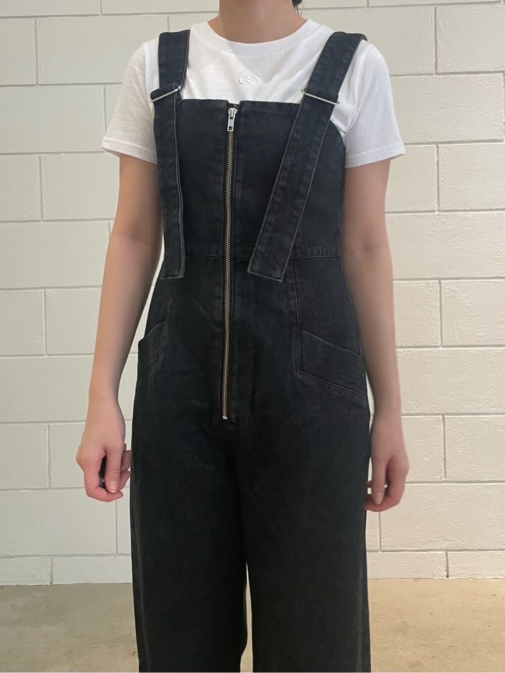 ブラック系のサンダル、ブラック系のつなぎ/オールインワン、ホワイト系のTシャツ/カットソーを着用したレディースの夏コーディネートの3枚目の写真